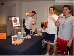 A student pouring smoothies at the smoothie bar